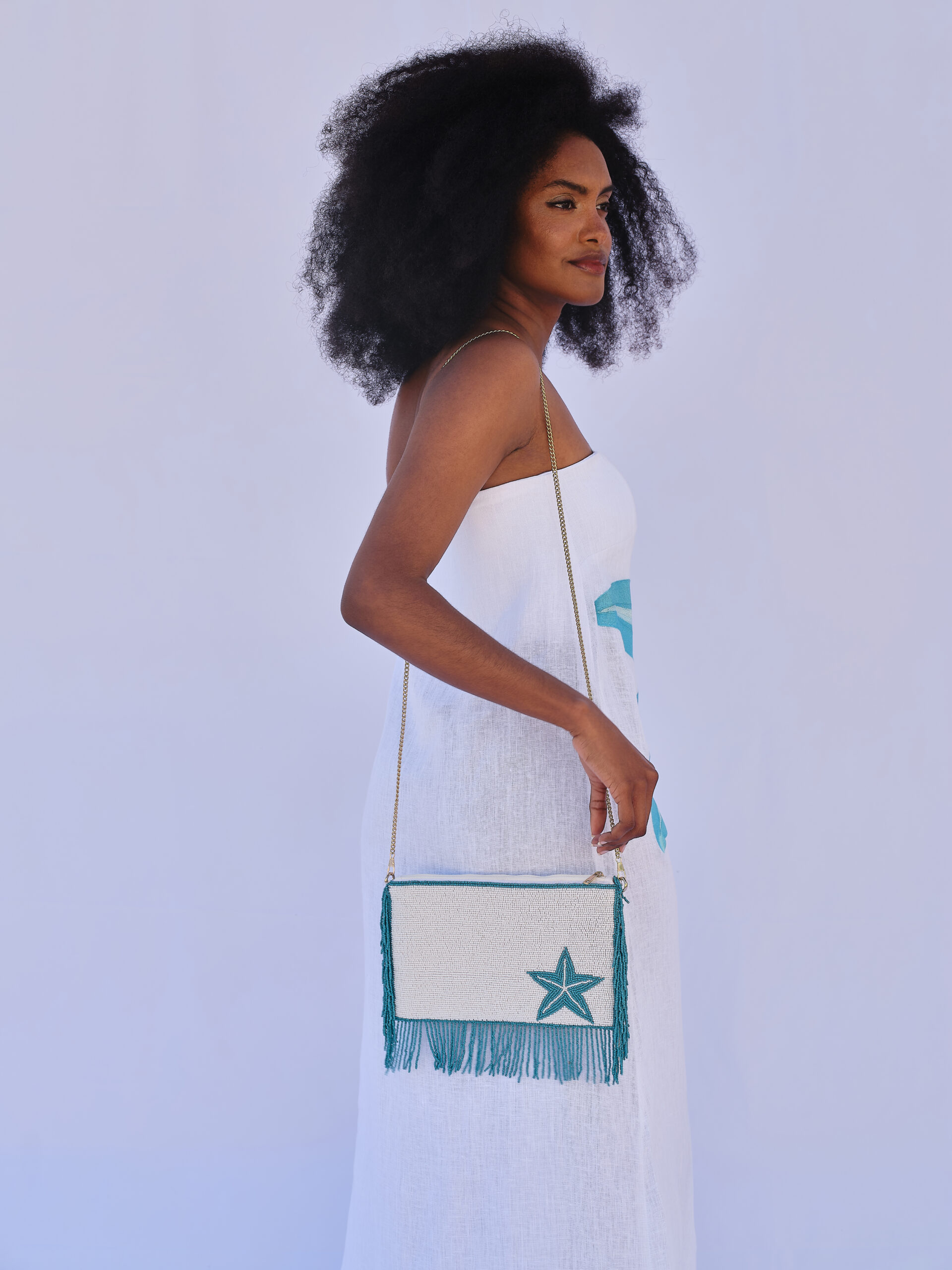 Bolso de mano confeccionado a mano con cuentas decorativas, flecos y cadena metálica. - Imagen 4